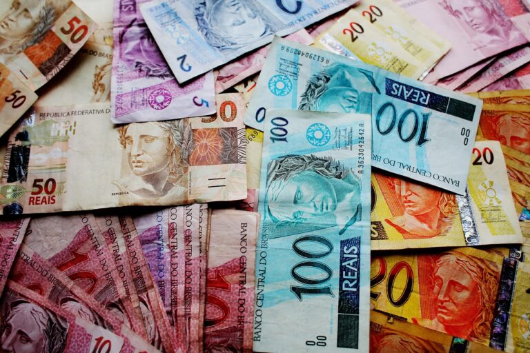 Dívida pública bruta do Brasil sobe acima das expectativas em maio