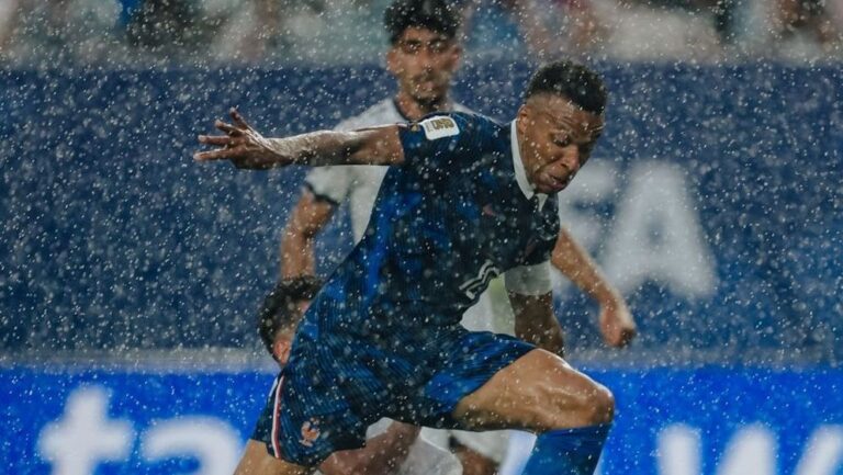 França goleia Iraque e avança; Mbappé iguala marca histórica