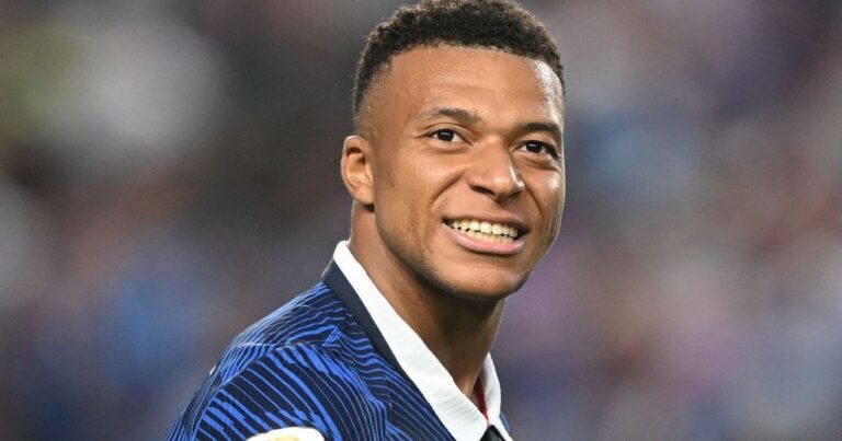 Seleção francesa homenageia Deschamps após perda da mãe