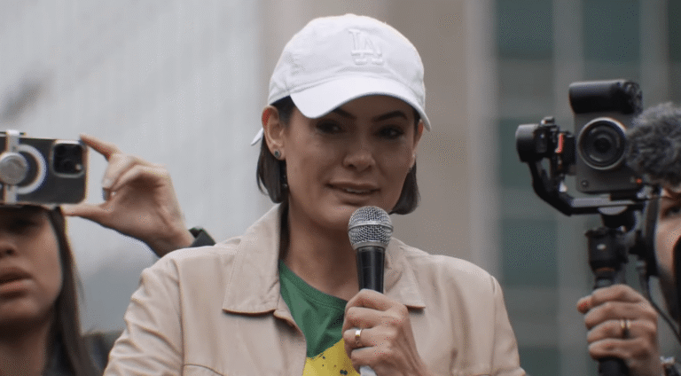 Michelle promete apoio a Flávio, mas adia campanha por saúde de Bolsonaro