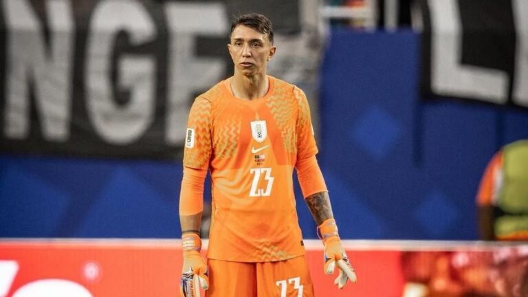 Muslera comete falhas em três jogos da Copa do Mundo