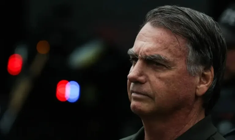 Bolsonaro afirma que pistola apreendida estava desativada