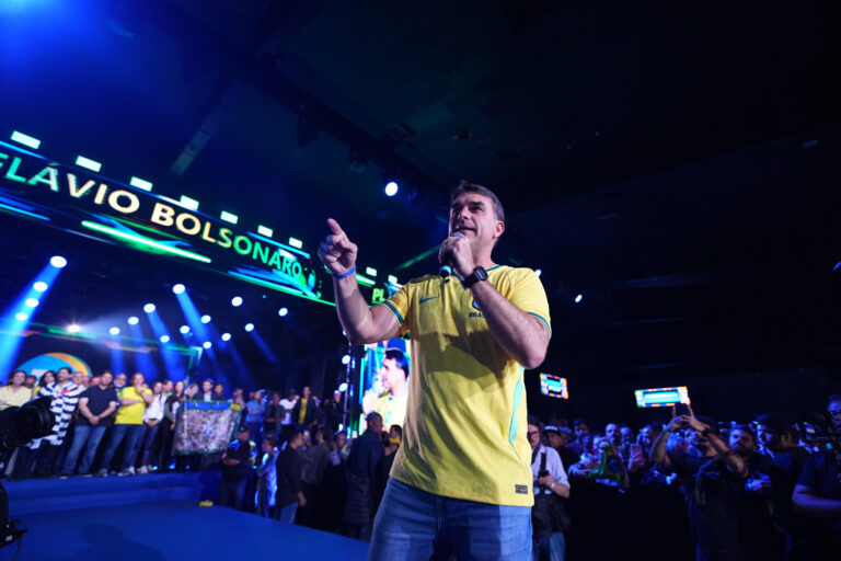 Flávio Bolsonaro reforça discurso contra crime organizado em São Paulo