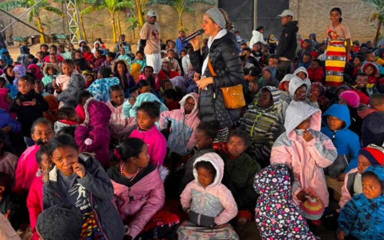 Missão em Madagascar distribui mil agasalhos para crianças Bara