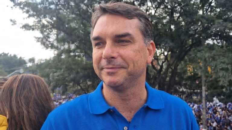 Flávio Bolsonaro celebra vitória de Espriella na Colômbia