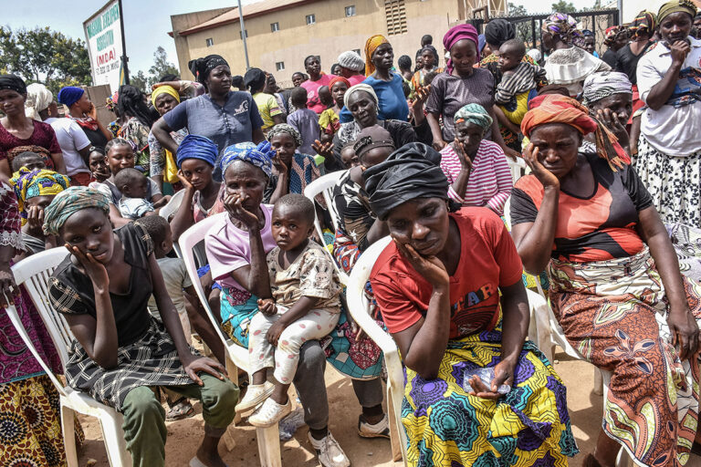 Viúvas nigerianas se unem em galpão para resistir à perseguição