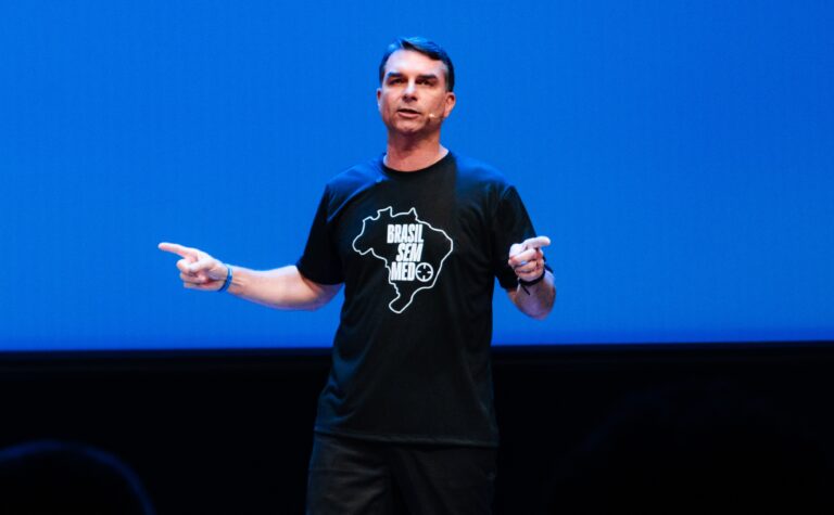 Flávio Bolsonaro critica lenidade do governo com crime organizado
