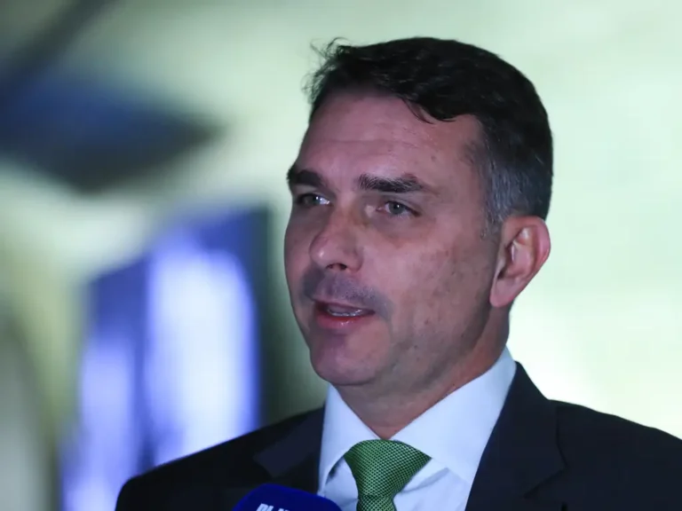Flávio Bolsonaro parabeniza vitória de Keiko Fujimori no Peru