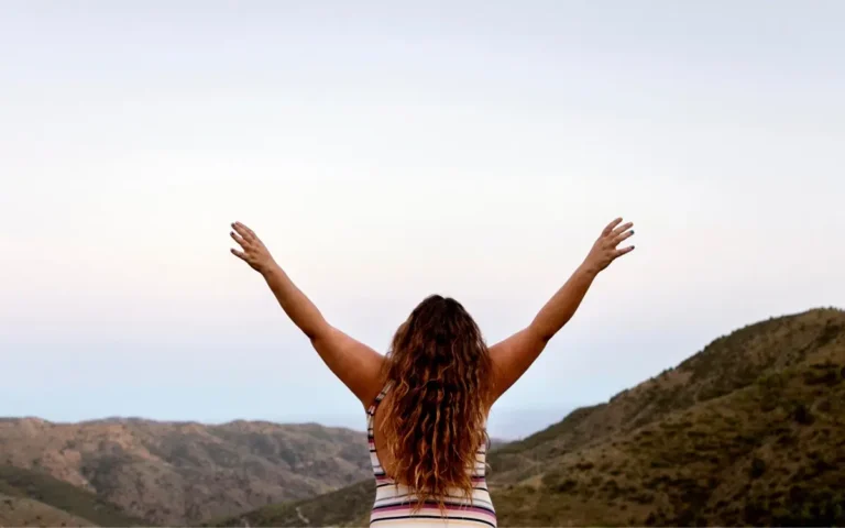 Viver com menos: o caminho para liberdade na fé cristã
