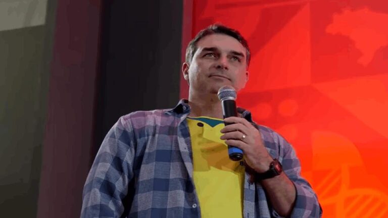 Flávio Bolsonaro dispensa escolta da PF e contrata segurança privada