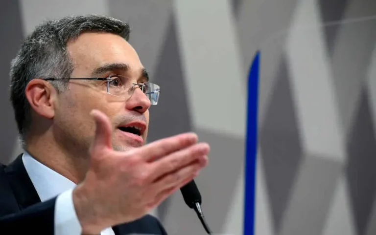 André Mendonça é designado relator da investigação sobre Flávio Bolsonaro