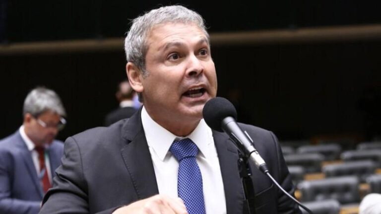 Deputado pede afastamento de ministro da investigação sobre filme