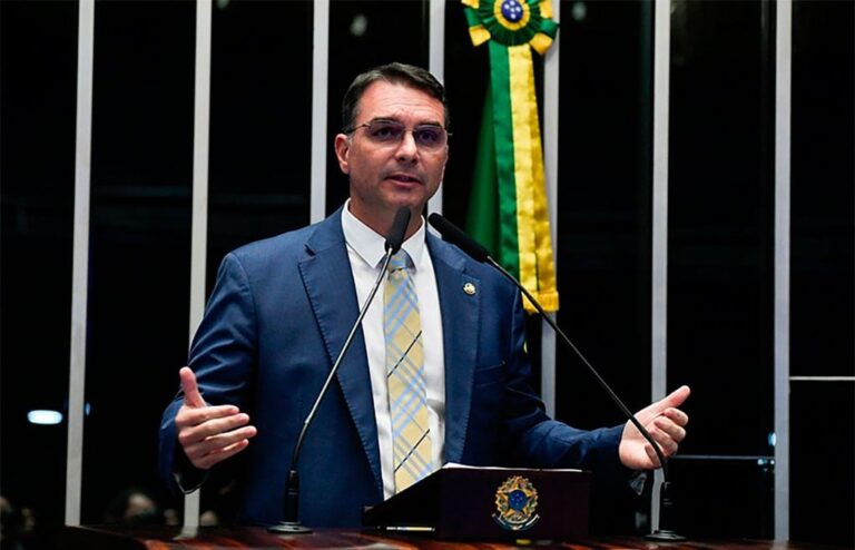 Flávio Bolsonaro embarca para Buenos Aires em encontro com Milei