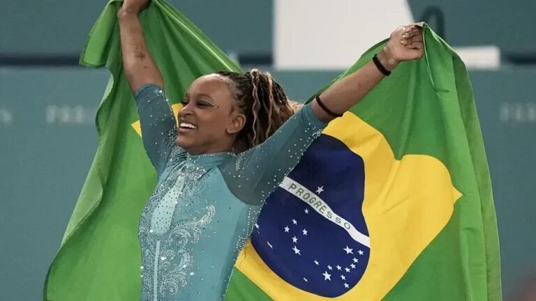 Rebeca Andrade marca volta aos ginásios com prata no Pan