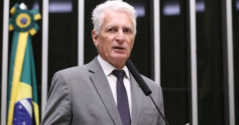 Petista cobra saída de Wagner da liderança após operação