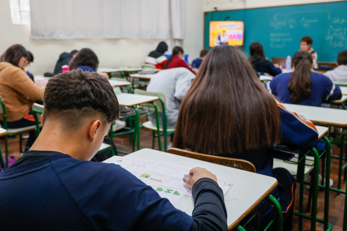 Paraná lidera taxa de frequência no ensino médio do Brasil