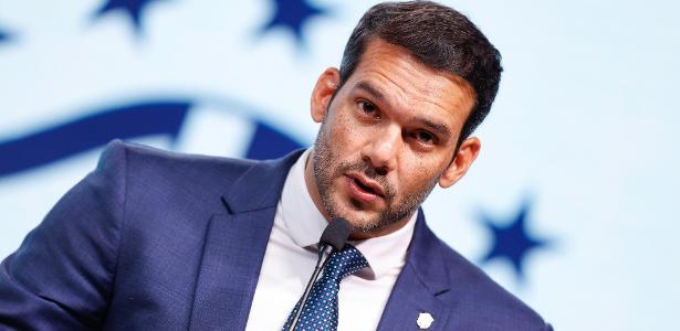 Xaud retorna à seleção após crise; diretor chora em reunião interna