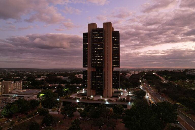 Banco Central quer reduzir juros, mas estímulos fiscais complicam estratégia