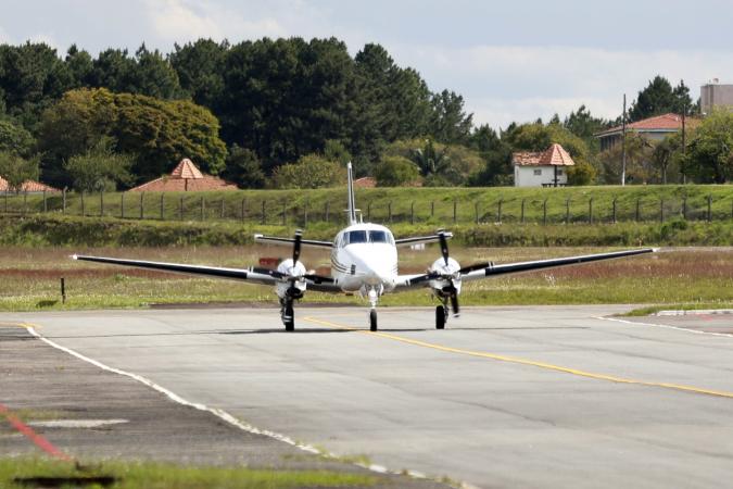 Estado mobiliza avião para levar medicamento experimental a paciente de Curitiba