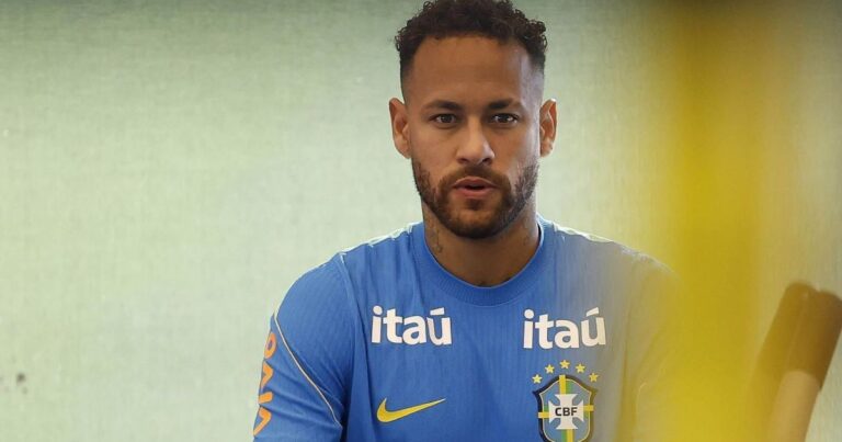 Neymar acompanha Brasil e Haiti de casa com bota de recuperação