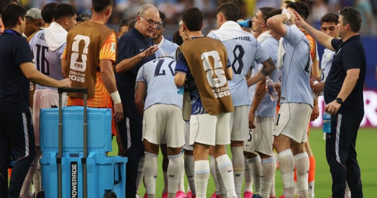 Bielsa critica pausa para hidratação e diz que altera essência do futebol