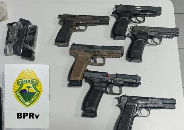 PM do Paraná apreende arsenal com seis pistolas em ônibus interestadual