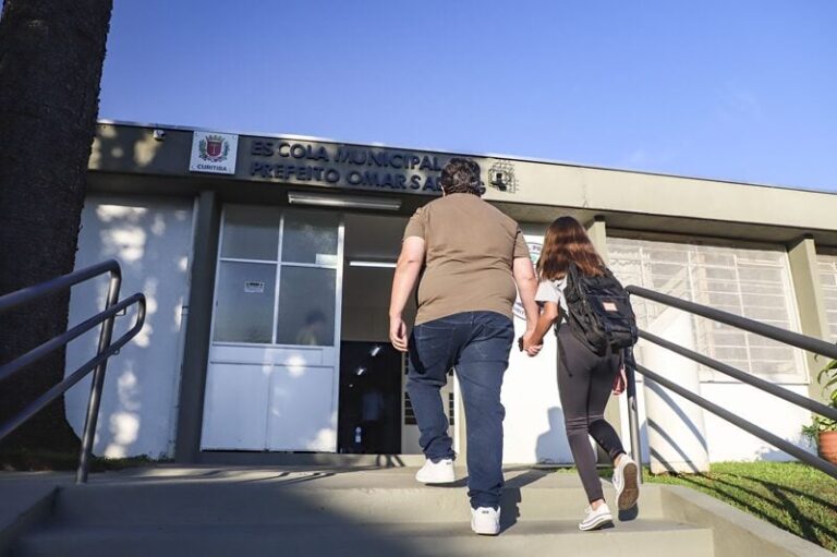 Mais de 130 mil alunos retornam às aulas em Curitiba