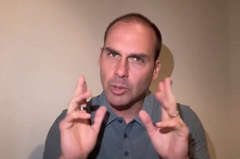 Eduardo Bolsonaro desiste de concorrer como suplente ao Senado