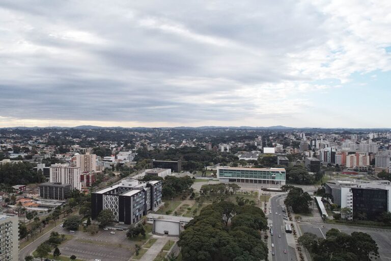 Fim de semana nublado de manhã com sol à tarde em Curitiba