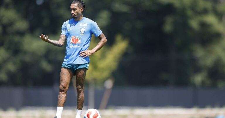 Raphinha treina sem dores e se coloca à disposição para oitavas