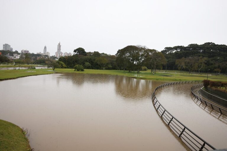 Chuvas alagam pista do Parque Barigui em Curitiba