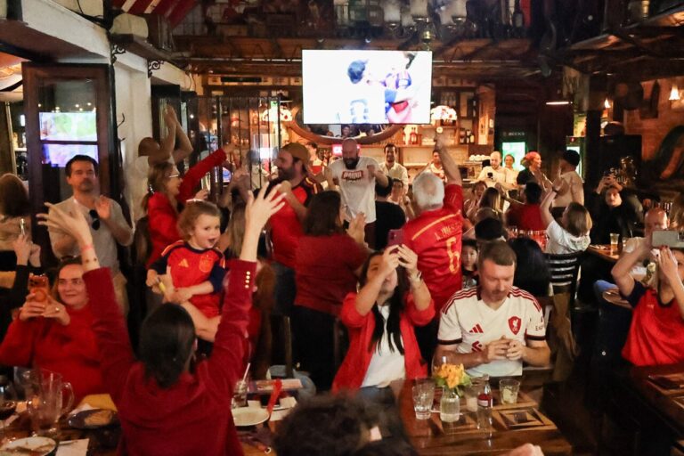 Vitória da Espanha na Copa gera festa entre torcedores em Curitiba