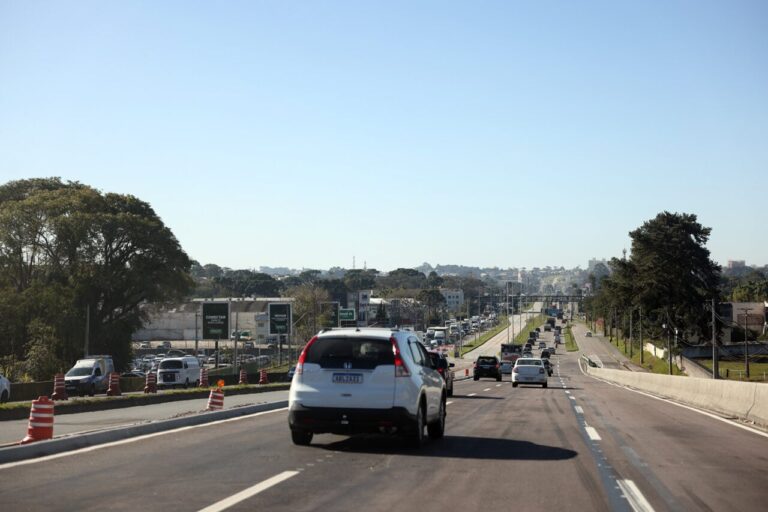 Viaduto Tarumã em Curitiba: trânsito é deslocado para novas pistas