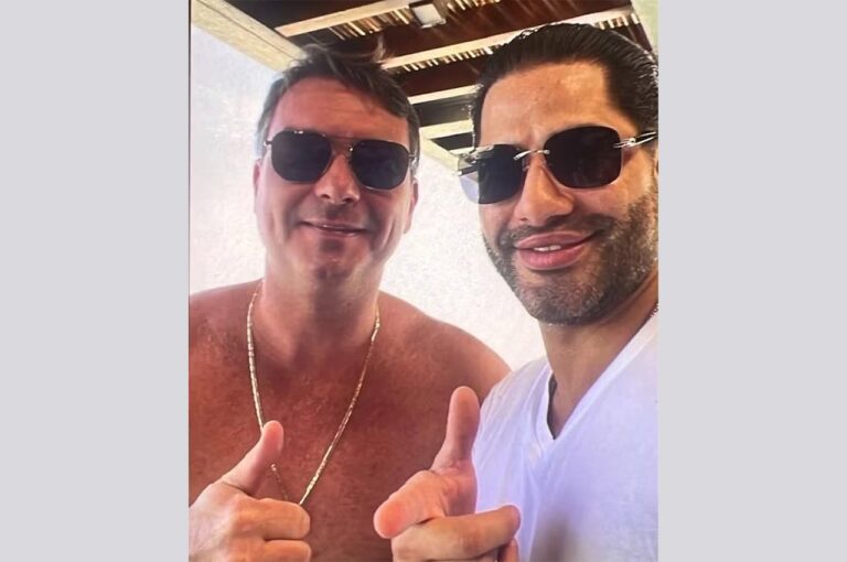 Foto mostra Flávio Bolsonaro com suposto chefe de milícia