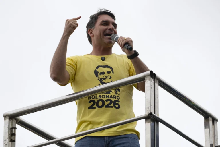 Flávio Bolsonaro enfrenta queda de votos entre mulheres e evangélicos