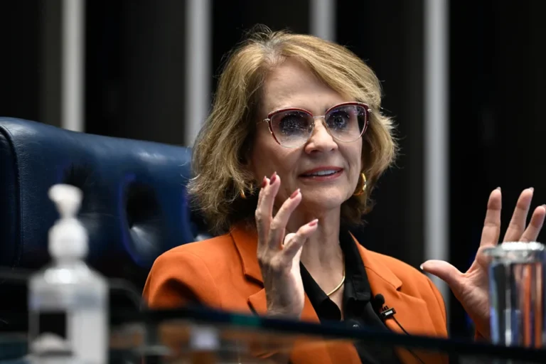 Damares Alves reafirma apoio a Flávio Bolsonaro