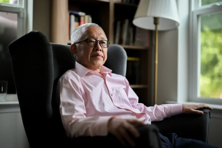 Pastor Ezra Jin se reúne com família após oito anos de prisão na China