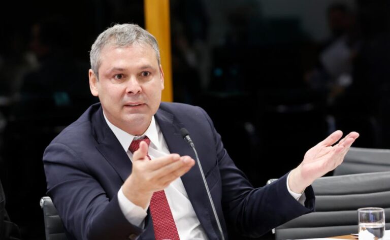 PT não pedirá inelegibilidade de Flávio Bolsonaro, diz Lindbergh