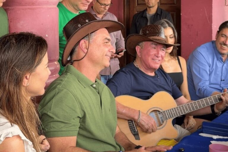 Flávio Bolsonaro visita Amado Batista em rancho