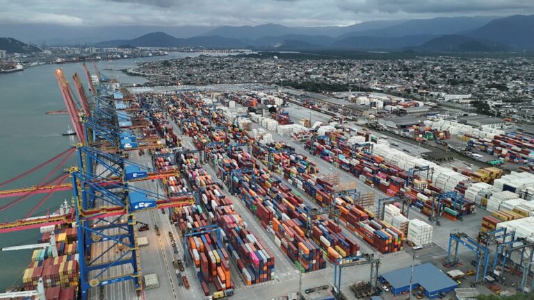 Brasil projeta superávit comercial de US$ 90 bi em 2026