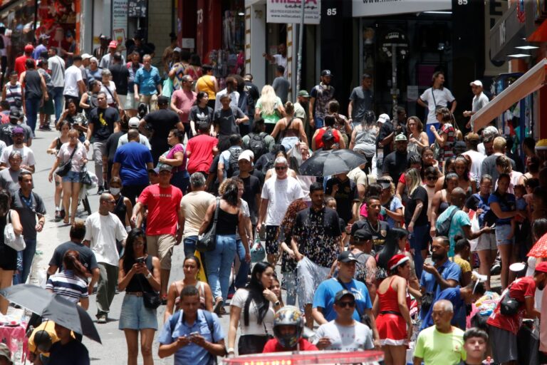 Comércio brasileiro fatura R$ 77 tri e emprega 106 milhões em 2024