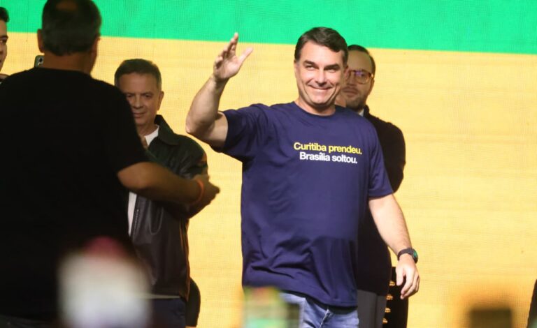 Flávio Bolsonaro repete pai e leva desinformação sobre urnas