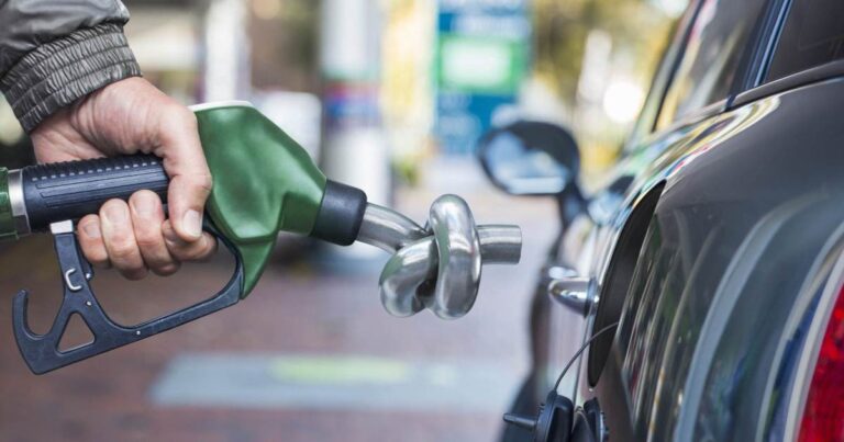 Petróleo caiu, mas combustíveis seguem altos no Brasil