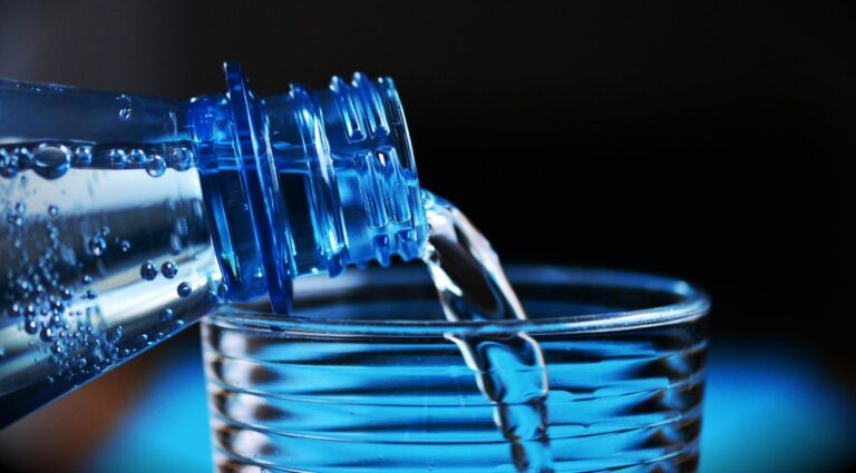 Anvisa proíbe dois lotes de água mineral Mamba Water