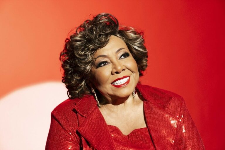 Alcione se apresenta em Curitiba com show no Teatro Positivo
