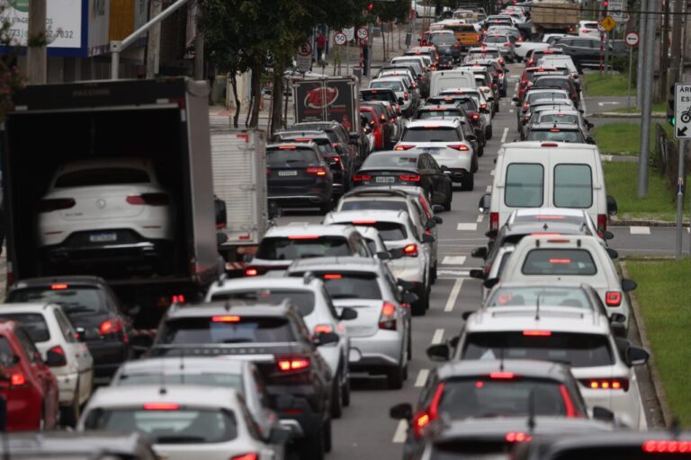 Trânsito de Curitiba volta ao caos com retorno às aulas