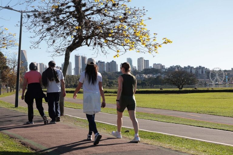 Paraná tem início de semana com calor de verão e chuva à caminho