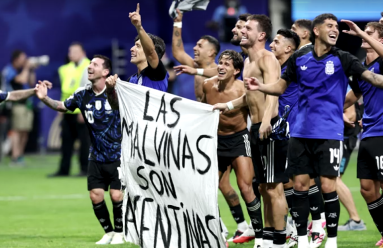 Milei valida faixa das Malvinas exibida pela Argentina
