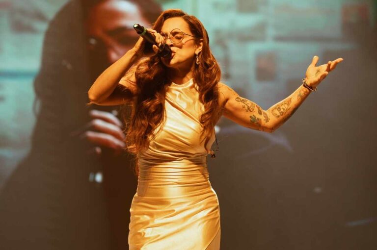 Cantora alerta sobre exames preventivos após descobrir nódulo mamário