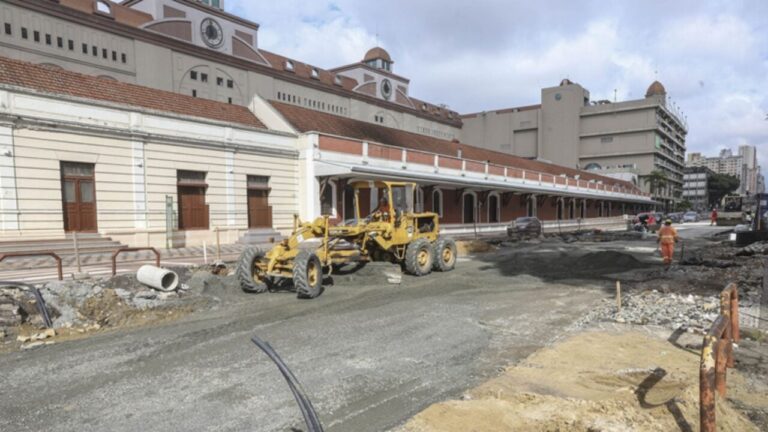 Transporte de nova estação-tubo de Curitiba inicia operação complexa
